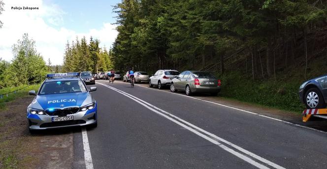Policja odholowywała samochody na Łysej Polanie