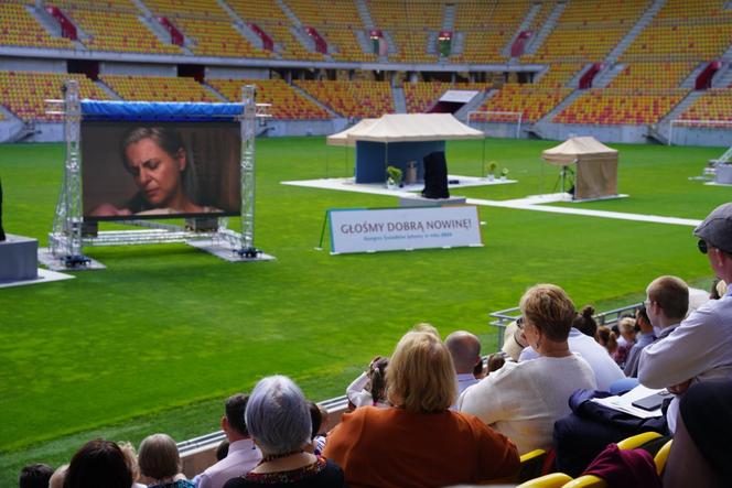 Kongres Świadków Jehowy Białystok 2024. Tłumy wiernych na Stadionie Miejskim