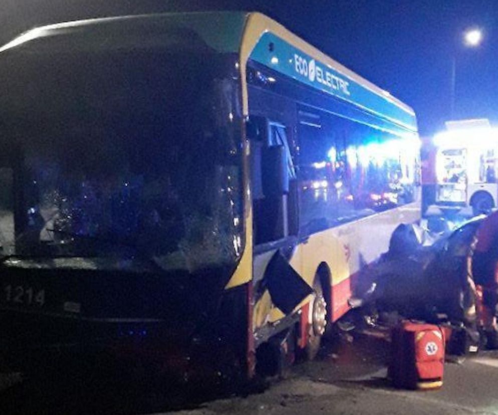 Poważny wypadek w Łodzi. Autobus MPK zderzyły się z osobówką. Cztery osoby poszkodowane