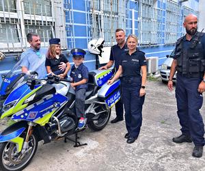 Wyjątkowa wizyta 7-letniego bohatera. Lucjan pojawił się w Komendzie Miejskiej Policji w Toruniu