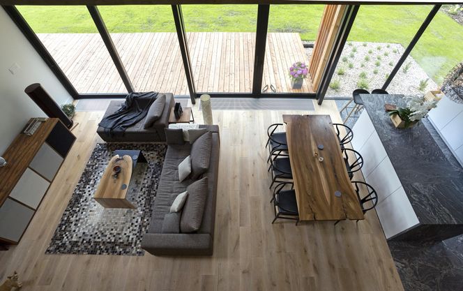 Grzejniki kanałowe - idealne rozwiązanie do jasnych przestronnych wnętrz z dużymi przeszkleniami