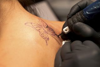 Ten piękny tatuaż staje się coraz popularniejszy wśród osób w średnim wieku. Motyl wyjawia niesamowitą prawdę o człowieku. Co dokładnie oznacza tatuaż motyl? 