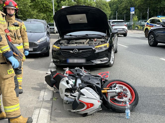 Motocyklista zderzył się z oplem i walnął w forda. Poważny wypadek na Pradze-Północ kont. Warszawa