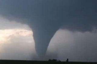 Tak pędzi zabójcze tornado w USA! Zginęło prawie 100 osób (video)