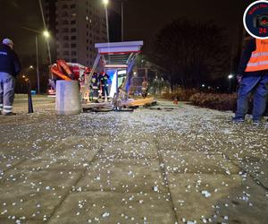 Totalna demolka na Targówku. Bmw rąbnęło w przystanek autobusowy