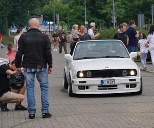 Bydgoskie Klasyki Nocą. Perełki motoryzacji zachwyciły bydgoszczan [ZDJĘCIA]