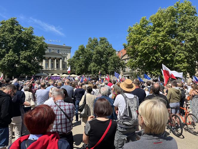 Toast za Wolność w Poznaniu. Tysiące ludzi na placu Wolności