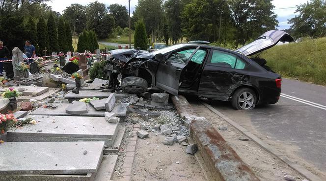 Wypadek w Niewieścinie. Rozpędzona kobieta zakończyła swój rajd na... cmentarzu [ZDJĘCIA]