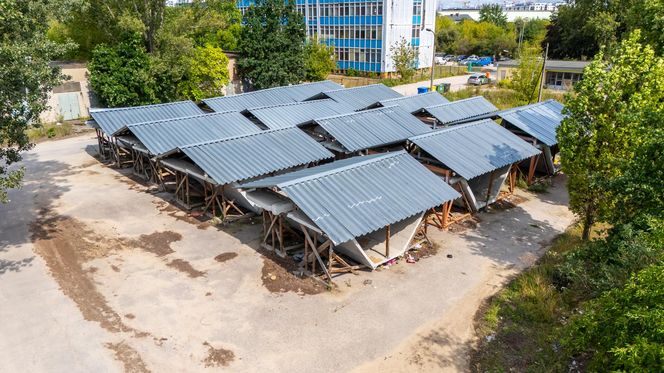 Elementy rozebranego pawilonu „Emilia” przechowywane na Białołęce w Warszawie