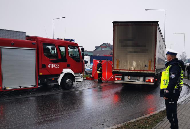 Koszmarny wypadek na DK15 w Brodnicy! Piesza przeciągnięta pod ciężarówką