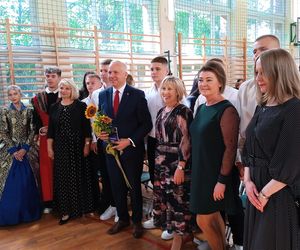 100 par zatańczyło poloneza na 100-lecie siedleckiego Ekonomika