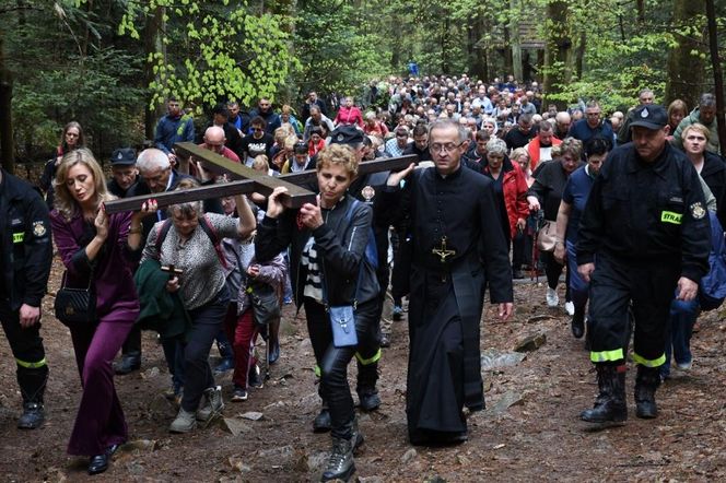 Droga krzyżowa Nowa Słupia - Święty Krzyż. 18 kwietnia 2025