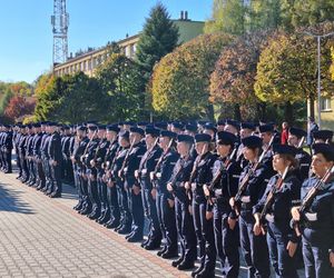 Uroczyste zakończenie szkolenia policyjnego w Katowicach. Ponad 200 nowych policjnatów