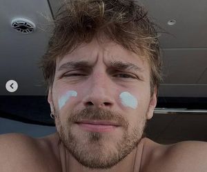 Maciej Musiał na jachcie pokazuje klatę! 30-latek w życiowej formie