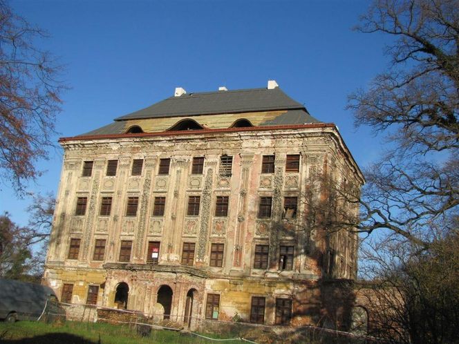 Tajemniczy Pałac w Piotrkowicach. Perła architektury baroku wygląda jak wieżowiec