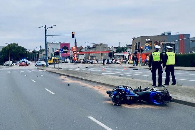 Wjechał w motocyklistę na czerwonym świetle. Po wypadku wrzucił do sieci nagranie