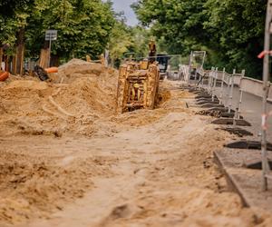 Kolejny etap przebudowy ul. Krakowskiej. Czym zajmują się drogowcy? [ZDJĘCIA]