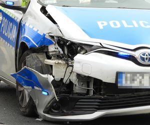   Zderzenie radiowozu z autem na Białołęce. Jeden policjant do szpitala