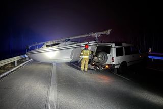 Niecodzienny wypadek na ekspresówce. Łódź blokowała drogę