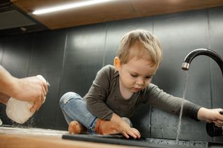 Jak skutecznie wyczyścić czarny zlew w domu? Od dziś będziesz robić tylko tak 