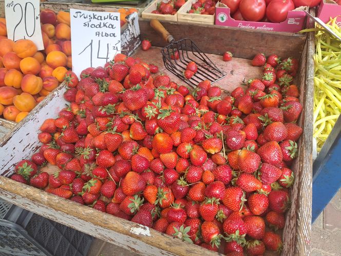 Ceny truskawek na Starym Kleparzu w Krakowie