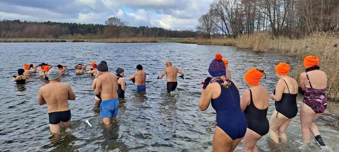 Pogoda na kąpiele robi się coraz lepsza! Morsy z woj. lubelskiego z przyjemnością wskakują do wody