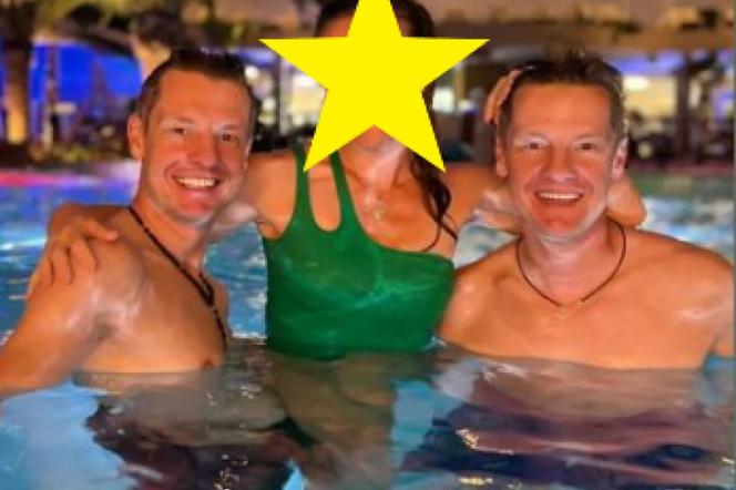 M jak miłość. Marcin i Rafał Mroczek szaleją z seksowną koleżanką w basenie! Takich scen nie zobaczymy na Deszczowej – ZDJĘCIA