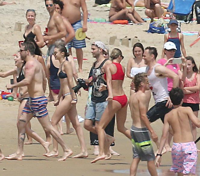 Taylor Swift, Tom Hiddleston, Blake Lively, Ryan Reynolds, Gigi Hadid i inni na plaży