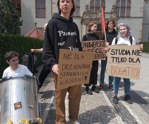 Protest studentów przed rektoratem UAM