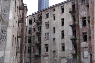 Zabytkowe kamienice mają ślady rozbiórki