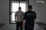 Siedem osób zatrzymanych przez policję. Szukali w internecie kobiet, potem zarabiali na ich prostytucji [ZDJĘCIA]