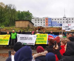 Protest przeciw wycince drzew w Parku Śląskim