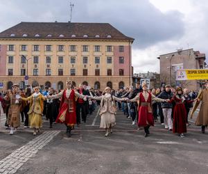 Maturzyści z Zabrza zatańczyli poloneza