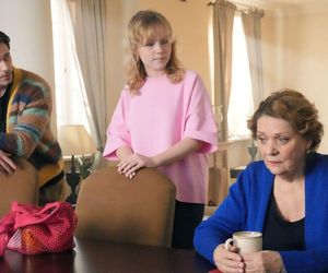 Barwy szczęścia odc. 3215. Józefina Rawiczowa (Elżbieta Jarosik), Cezary (Marcel Opaliński), Emilka (Jessica Frankiewicz)