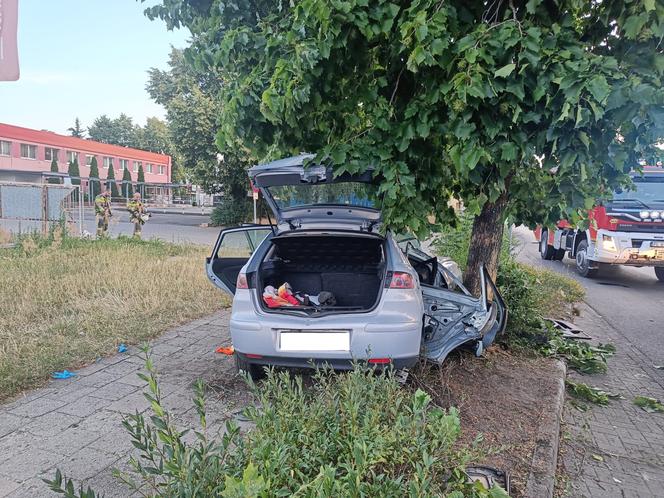 Samochód uderzył w drzewo. Pięc młodych osób w szpitalu