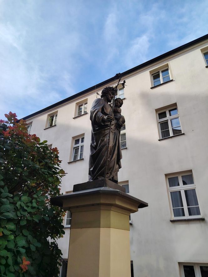 Ten zabytkowy budynek na Wilczej kryje niezwykłą historię. Właśnie trafił do rejestru!