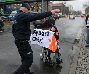 Ostatnie Pokolenie zablokowało Wisłostradę. Furia kierowców. Matka chorego dziecka błagała o przejazd