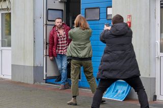 Na Wspólnej odc. 3986. Jakub (Przemysław Cypryański), Iga (Lidia Sadowa), Sławek (Mariusz Słupiński)