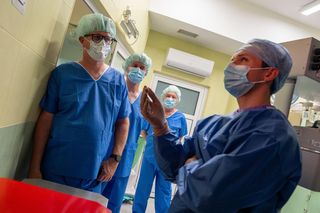 Sztuczna inteligencja przeprowadza operacje.