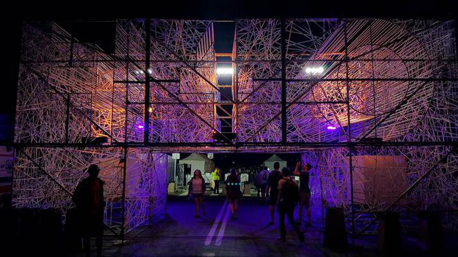 Trwa kolejna edycja OFF Festivalu! Setki ludzi bawią się w Katowicach [ZDJĘCIA]