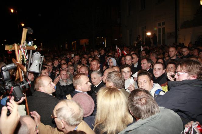 Kaczyński w obronie krzyża przed Pałacem Prezydenckim
