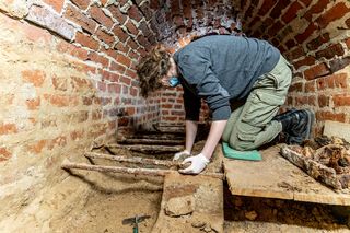 Odkryto trumny z krypt w Kazimierzu Biskupim