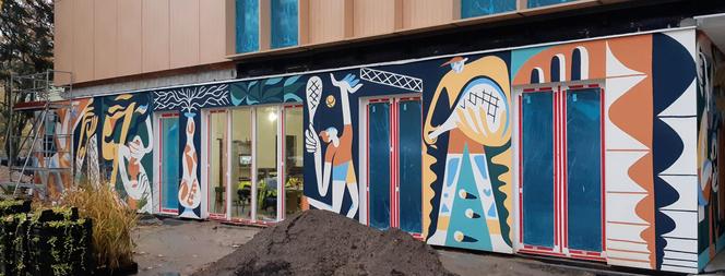 Na Ochocie pojawił się nowy mural. Zdobi ścianę powstającego Centrum Aktywności Międzypokoleniowej
