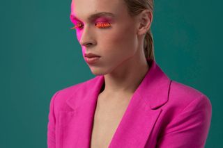 Zapomnij o brązach i szarościach. W tym roku jesienna garderoba tętni żywymi kolorami