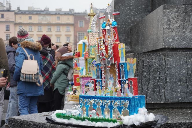 Wystawa szopek na Rynku Głównym w Krakowie przed 82. edycją konkursu