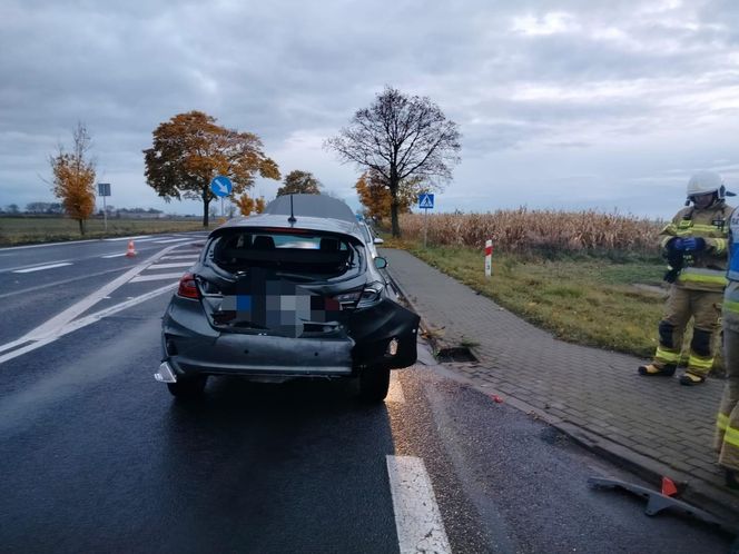 Pijana kobieta spowodowała kolizję niedaleko Kościana. Odjechała dymiącym się samochodem