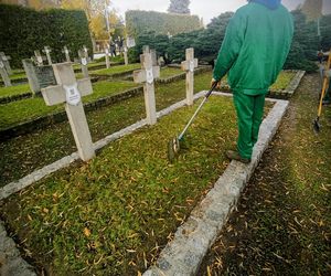 „Pamięć, szacunek, resocjalizacja” – więźniowie posprzątali na Cmentarzu Centralnym w Siedlcach