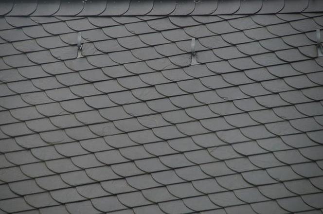 Nieszczelny dach – jak naprawić w deszczu i niskiej temperaturze?