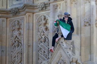   Zamknięto obszar wokół Big Bena. Na wieżę wspiął się mężczyzna z flagą Palestyny