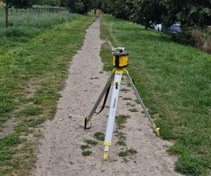 ​Na nowej ścieżce rowerowej w Lesznie już kładą asfalt [ZDJĘCIA]